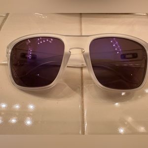 Brand New Authentic Oakley Holbrook Sunglasses purple lens and white